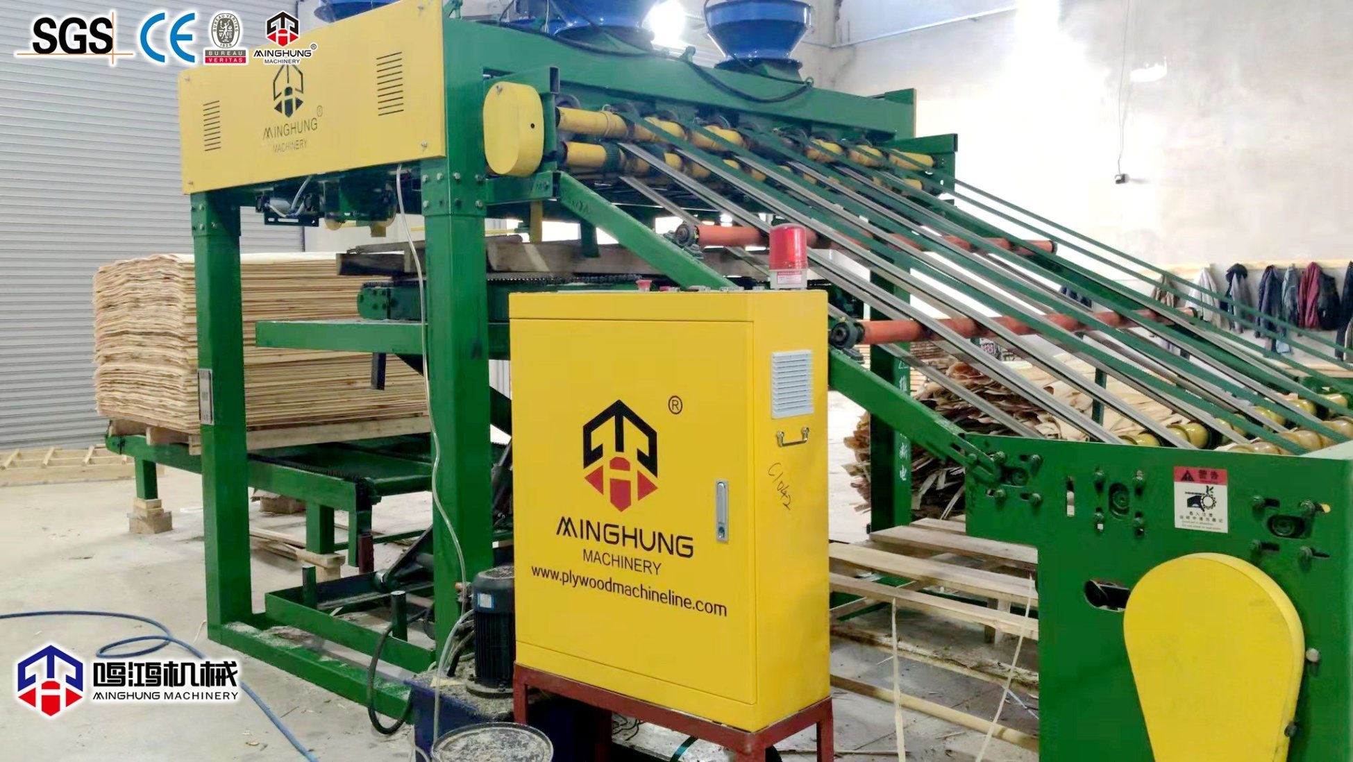 Machine de travail du bois pour la production de contreplaqué