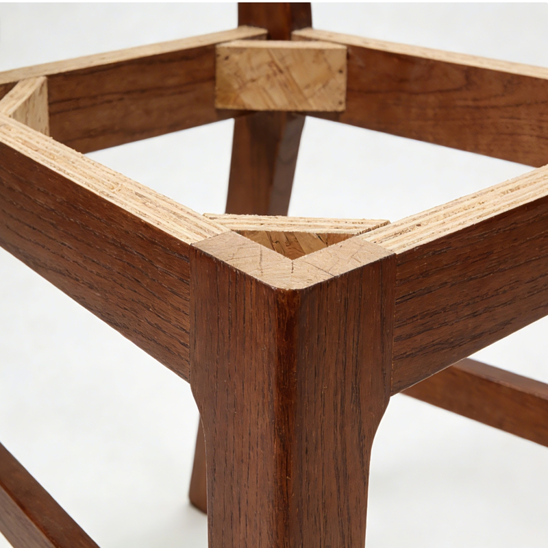 Bois de contreplaqu&eacute; pour les pieds de la chaise