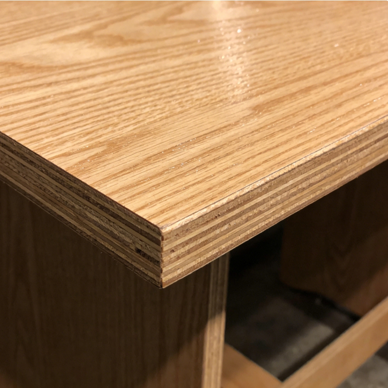 Une table en contreplaqu&eacute;