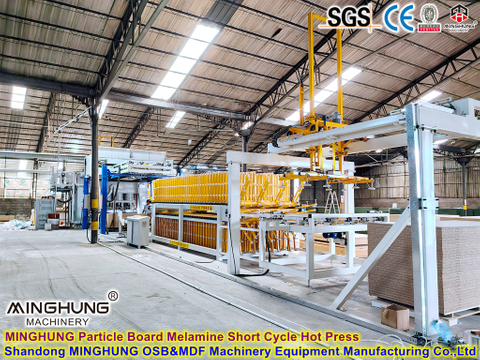 Ligne de machines de stratification de panneaux de mélamine en Chine : Machine de presse à chaud à cycle court MDF HDF pour panneaux de particules MDF pour laminage de MDF à face en mélamine