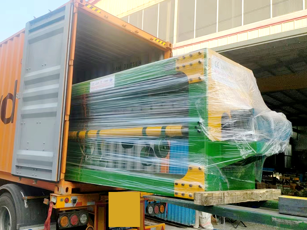 livraison de machine &agrave; &eacute;plucher les placages