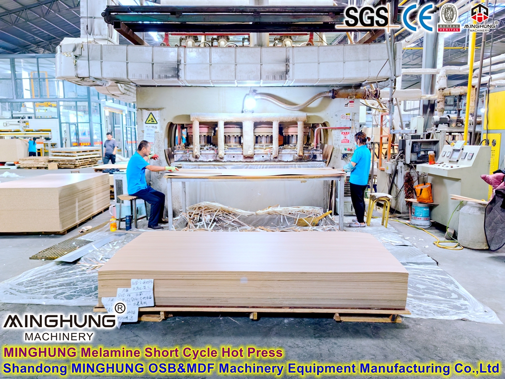 Machine de presse &agrave; chaud &agrave; cycle court pour panneaux de particules de m&eacute;lamine