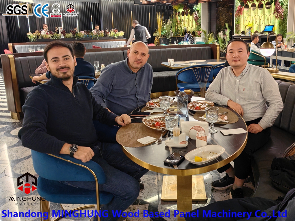 MINGHUNG Prendre une photo avec le client