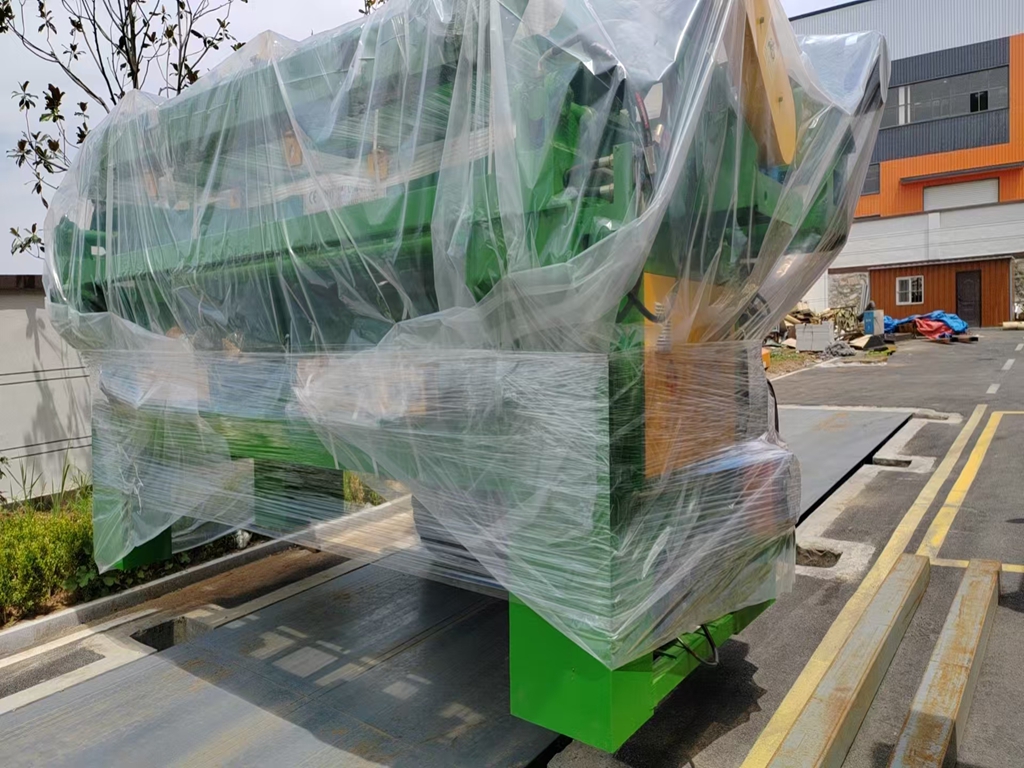 chargement de l'&eacute;corceuse de bois